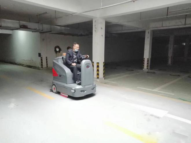 海口小区物业保洁不用人力改用驾驶式洗地机了